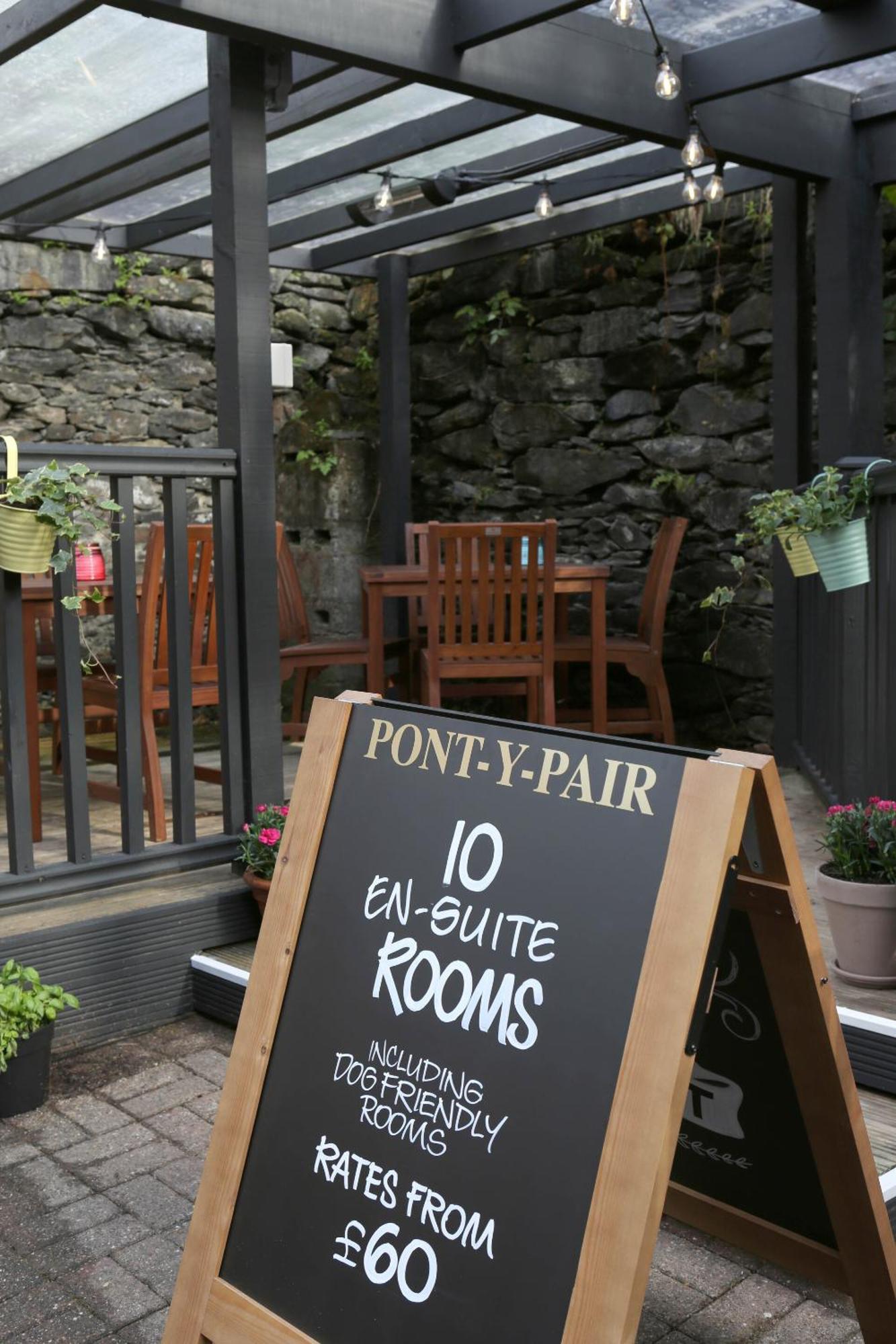 Pont Y Pair Inn 베투스 이 코이드 외부 사진